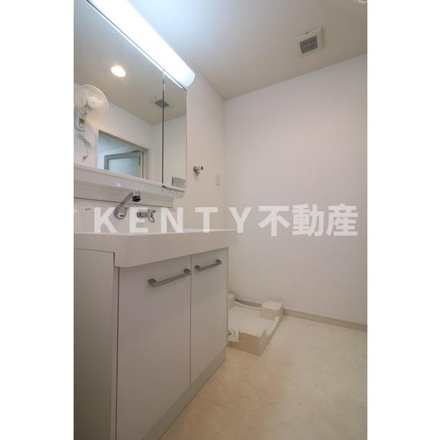 洗面設備　明るい洗面所です