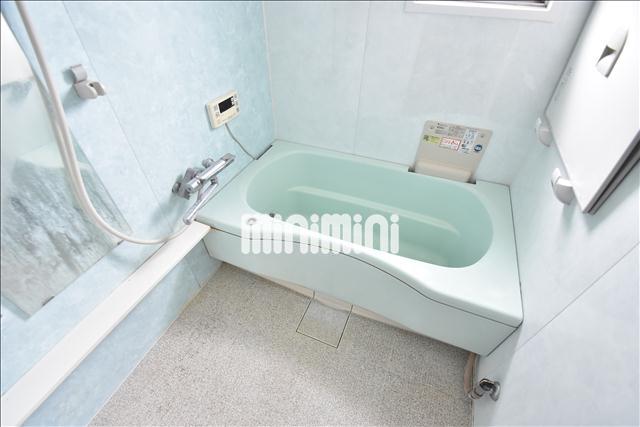 バス・シャワールーム　嬉しい追い焚き付のバスルームです