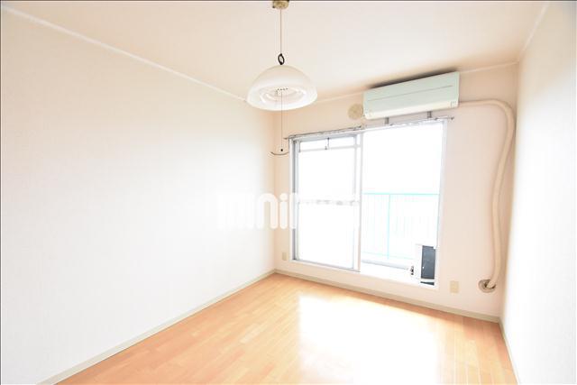 居室・リビング　明るい日差しが入り込むお部屋です