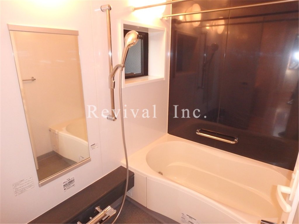 バス・シャワールーム　追い焚き・浴室乾燥完備でございます