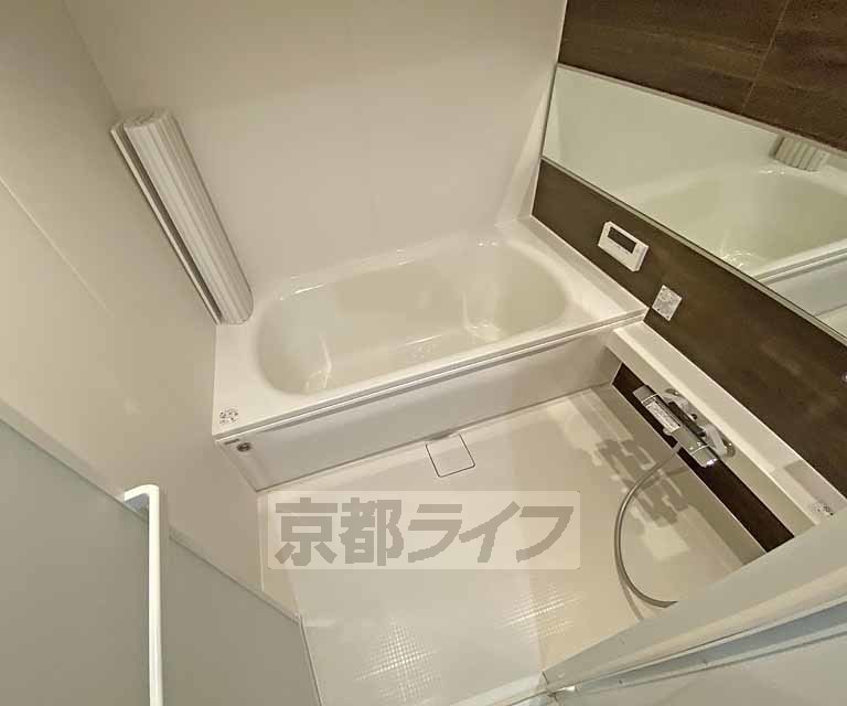 バス・シャワールーム　ゆったりとした浴室です。