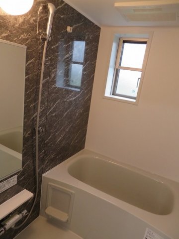 バス・シャワールーム　【イースト　ワン　ピース】落ち着いた空間のお風呂です