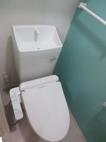 トイレ　【イースト　ワン　ピース】コンパクトで使いやすいトイレです