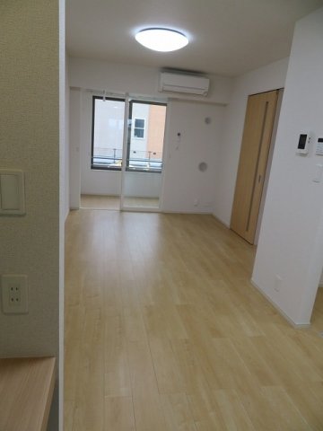 居室・リビング　【イースト　ワン　ピース】ゆったりとしたリビングです