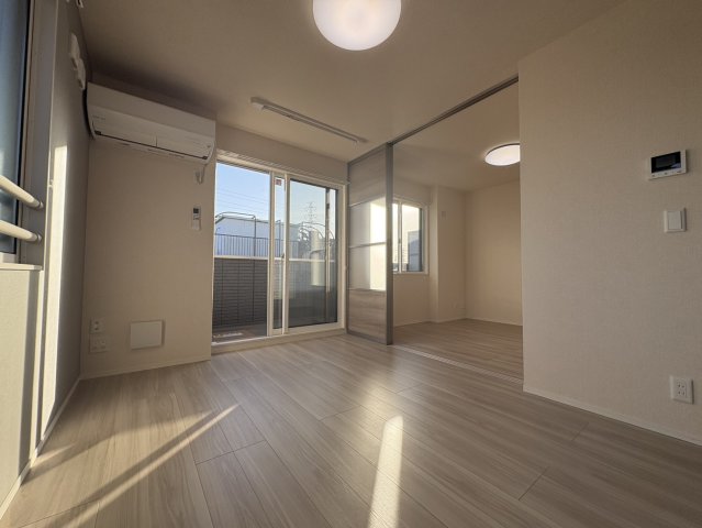 居室・リビング　※同物件・反転タイプの写真です。