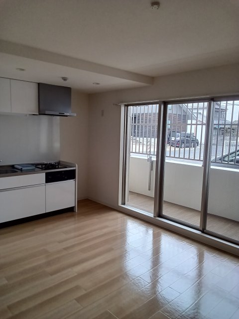 居室・リビング　同物件、別号室（反転）