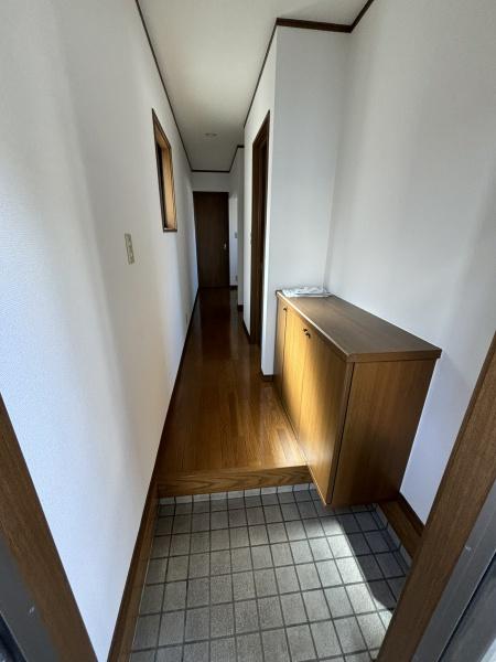玄関　写真は同タイプの別のお部屋のものです。