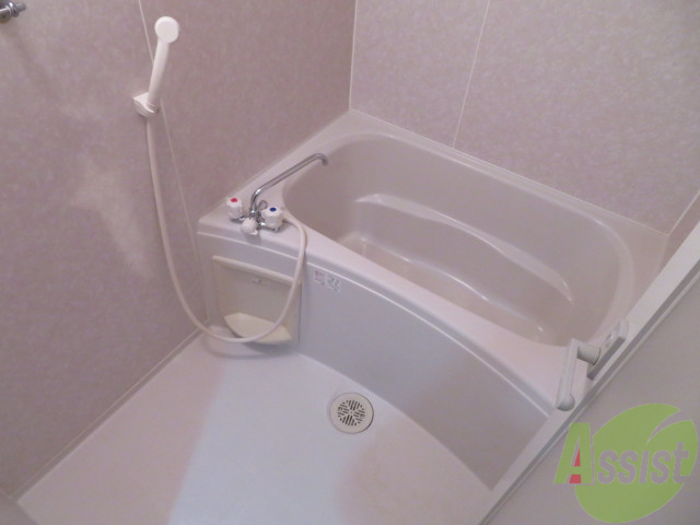 バス・シャワールーム　バスルームは狭すぎず、シャワーも浴びやすそうです。