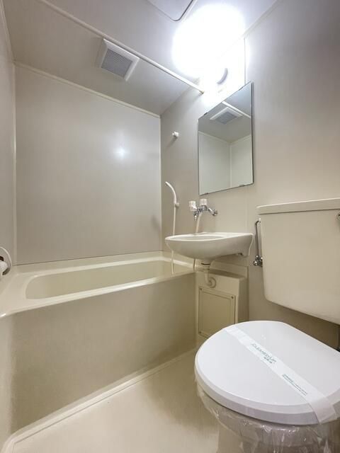 トイレ　白基調で清潔感のあるトイレです♪