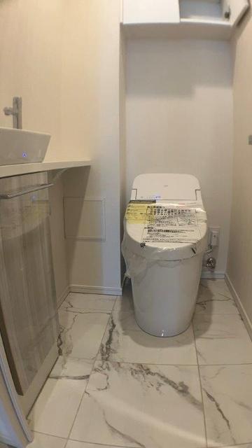 トイレ　温水洗浄暖房便座・手洗いカウンター付