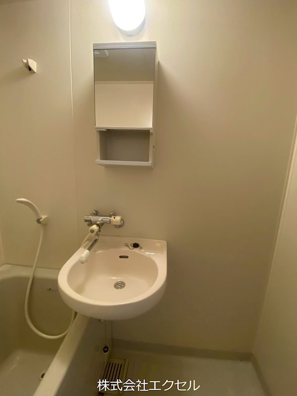 洗面設備　鏡付きの洗面台です。