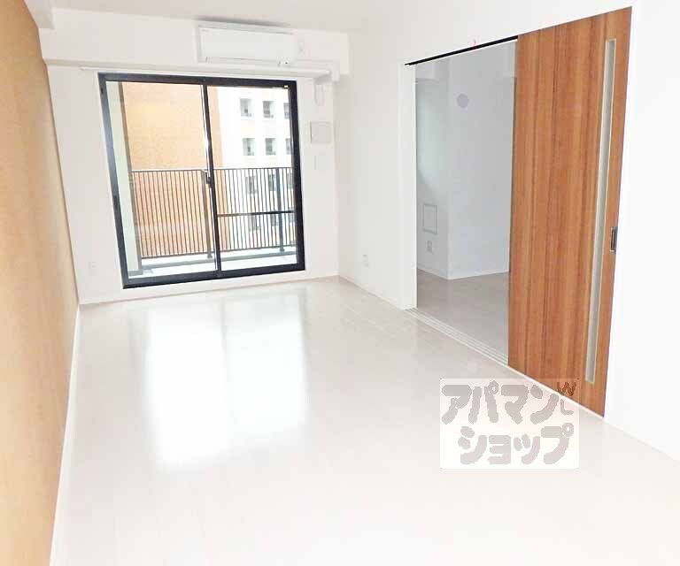 居室・リビング　広々としたリビングルームです。