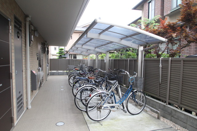 その他　駐輪場は屋根付き♪