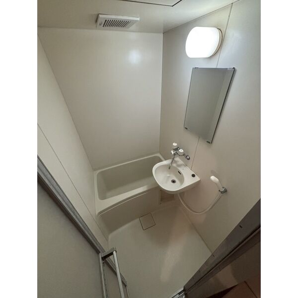 バス・シャワールーム　同物件、別号室の参考写真です。