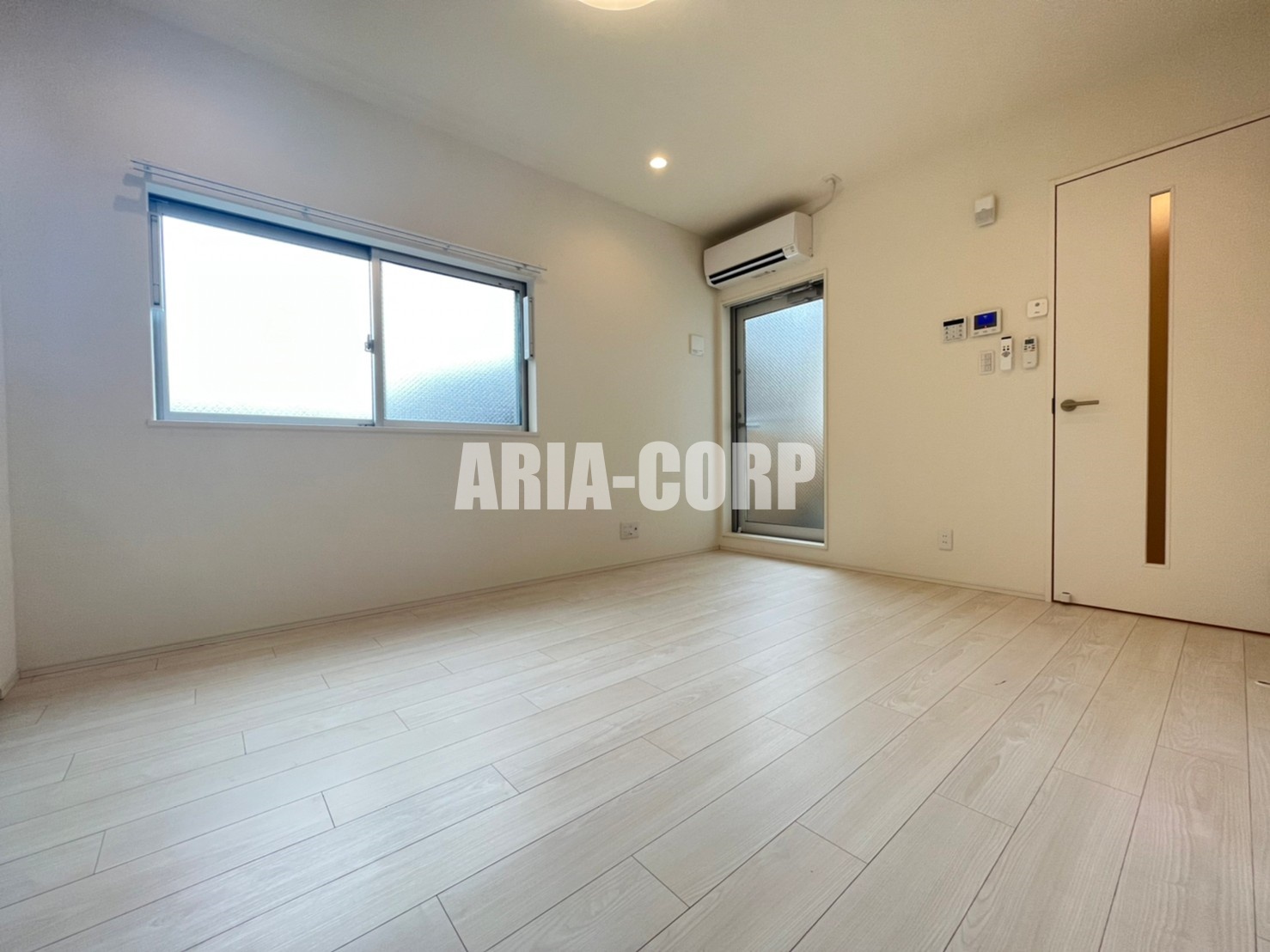 居室・リビング　白を基調としたお洒落な空間！角部屋で窓も多く明るいお部屋です