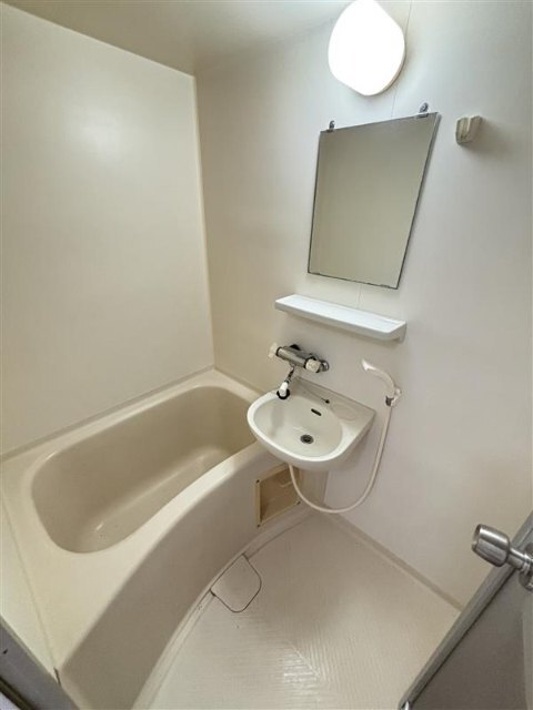 バス・シャワールーム　洗面台付き