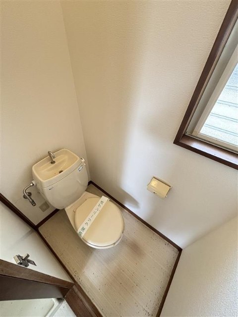 トイレ　窓付きです！