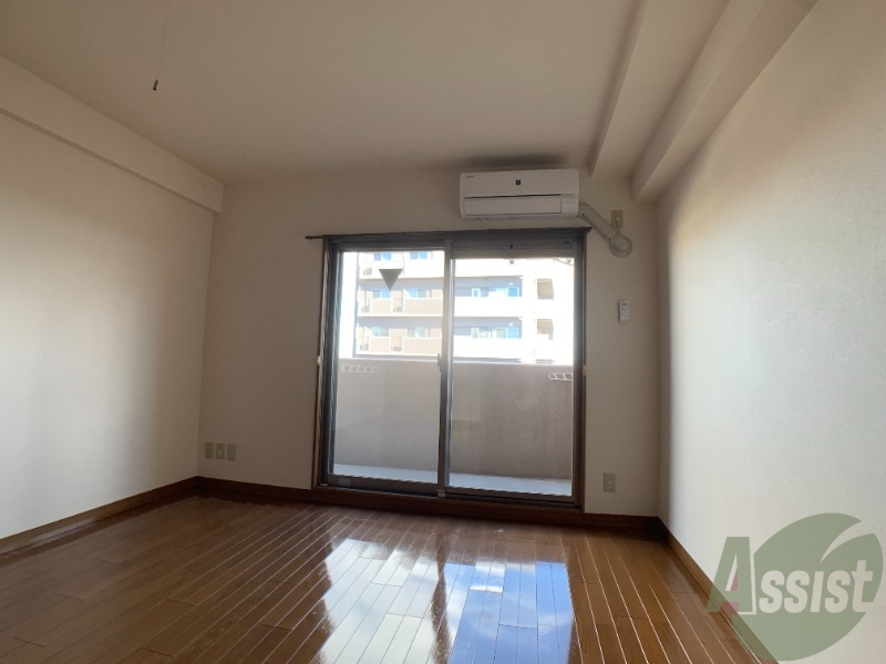 居室・リビング　９．１帖の広めの洋室です。大きな窓から陽光が差し込んで来ます