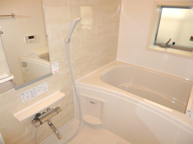 バス・シャワールーム　窓のある浴室