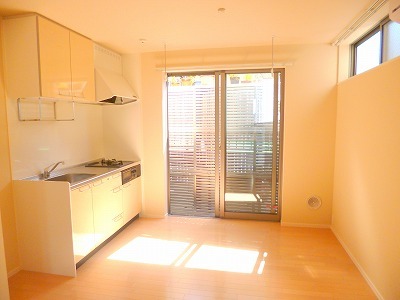 居室・リビング　明るいリビング　日当たり良好