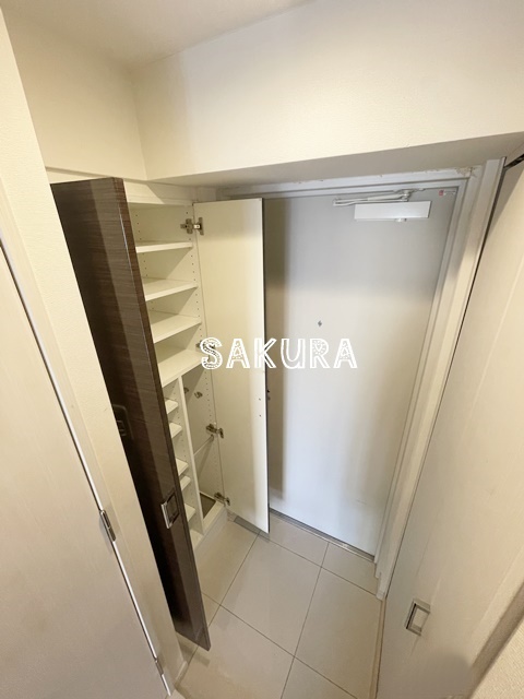 玄関　人感センサー付き・シューズボックス付き♪