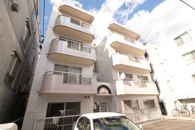 建物外観　４階建ての鉄筋コンクリート造です！
