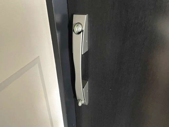 玄関　イメージとして同建物他部屋を表示しています