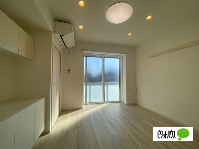 居室・リビング　同物件別室写真