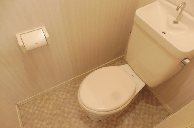 トイレ　落ち着いた色調のトイレです