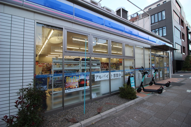 コンビニ　ローソン世田谷三軒茶屋一丁目店（コンビニ）まで139m