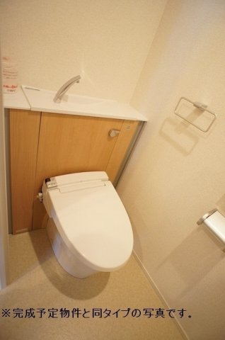 トイレ　落ち着いた色調のトイレです