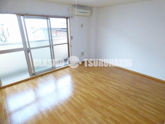 居室・リビング　日当たり良好明るいお部屋で気分もあがりますね♪