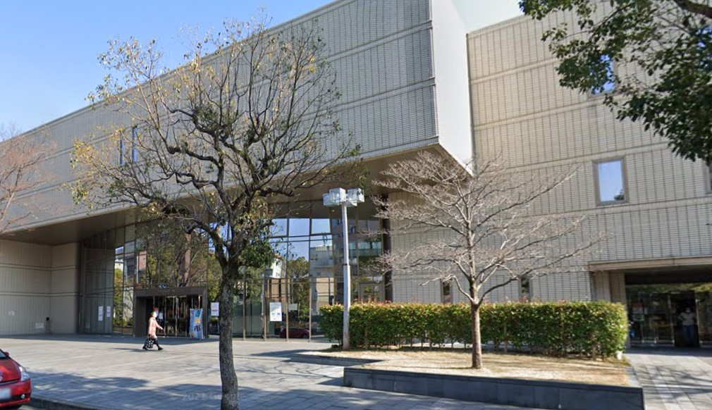 図書館　箕面市立中央図書館（図書館）まで678m
