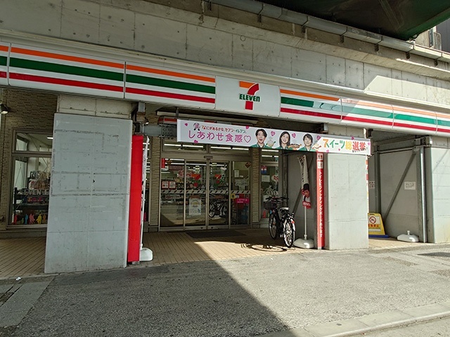 コンビニ　セブンイレブン京急ＳＴ黄金町店（コンビニ）まで150m