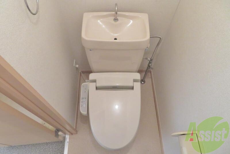 トイレ　トイレには温水洗浄便座機能が搭載されています。