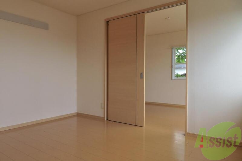 その他部屋・スペース　６帖ある洋室は寝室に丁度いいですね。ベッドもおけますよー。