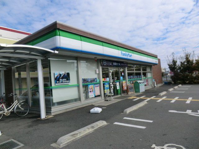 コンビニ　ファミリーマート越谷相模町店（コンビニ）まで663m