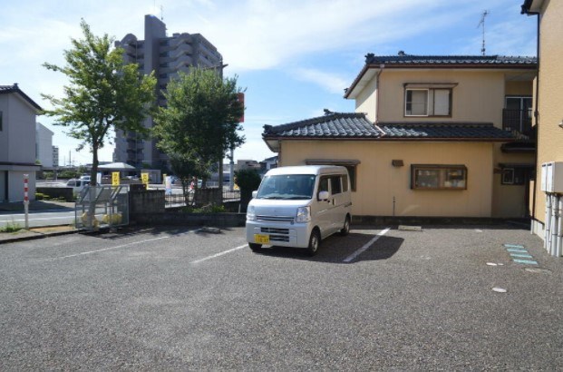 駐車場　敷地内駐車場（空き要確認）