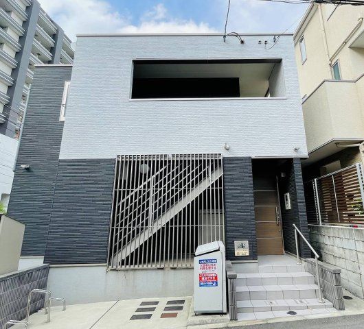 建物外観　W造・総戸数は4戸です。1フロア2住戸