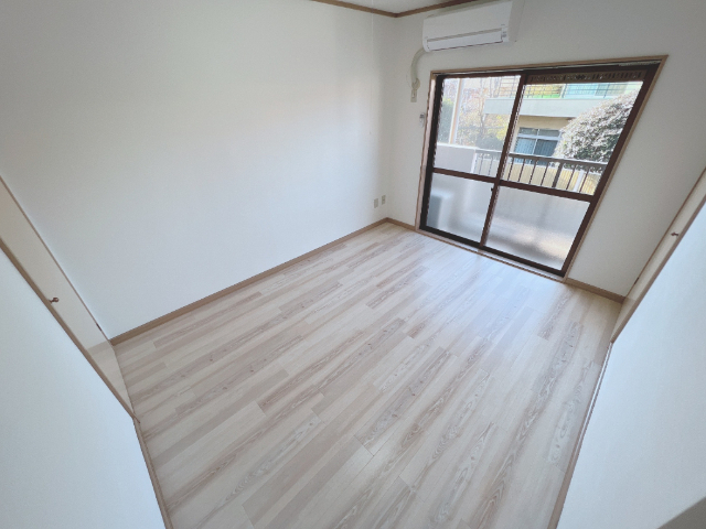 居室・リビング　同一建物内２０５号室内装写真転載