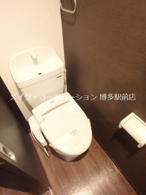 トイレ　同物件、別号室の写真となります。
