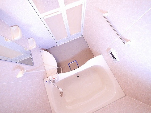 バス・シャワールーム　コンパクトで使いやすいお風呂です