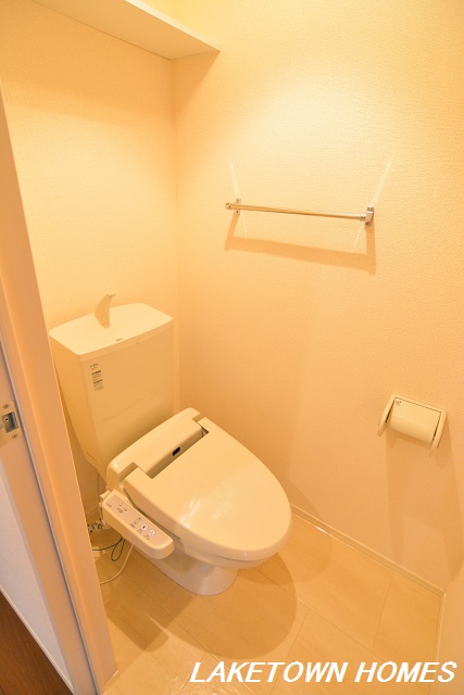 トイレ　上部に収納棚のある温水洗浄便座付のトイレです。