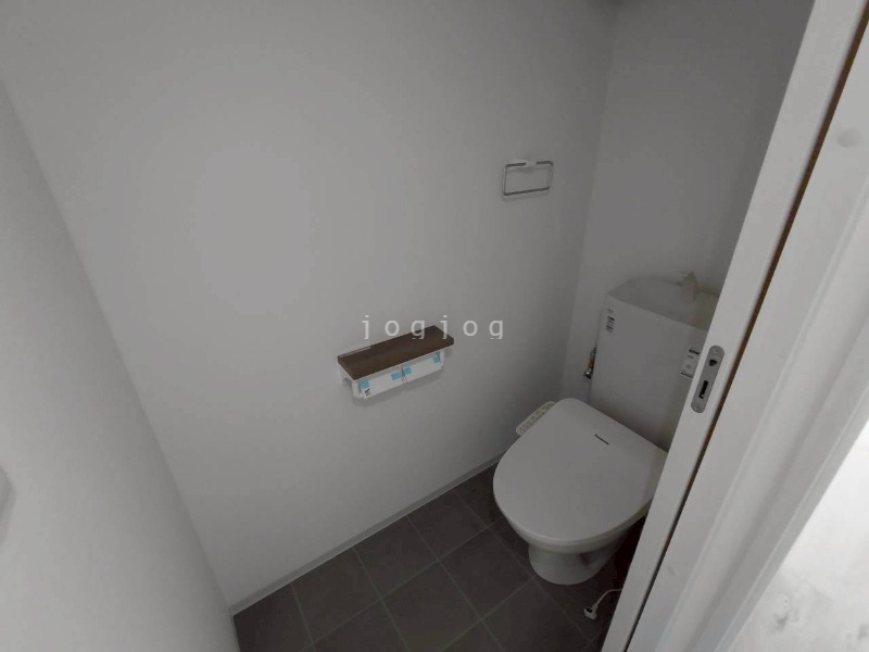 トイレ　嬉しい温水洗浄便座付きのトイレです。