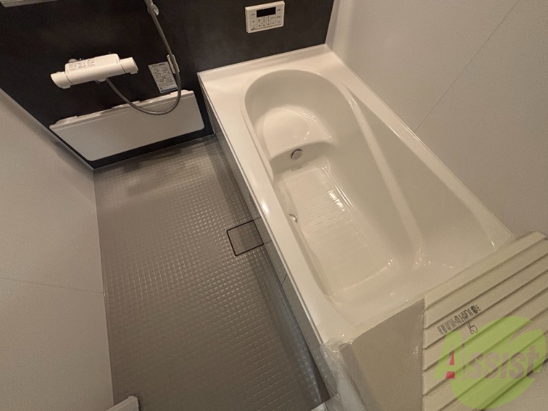 バス・シャワールーム　浴室です。バスタブが広く疲れが取れてゆったりできます。