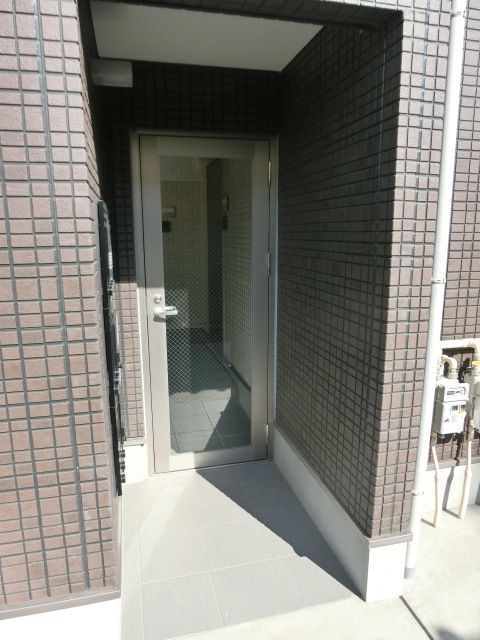 セキュリティ　オートロック付きのエントランス。