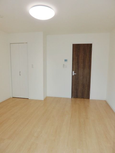 その他部屋・スペース　バルコニーからの洋室です。