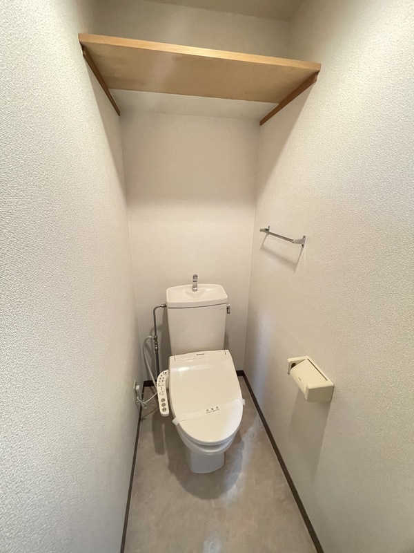 トイレ　温水洗浄便座完備、上部収納が便利です　※写真は別部屋