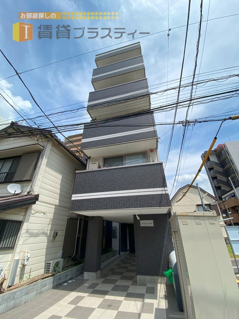 建物外観　細長い外観が目を惹きます