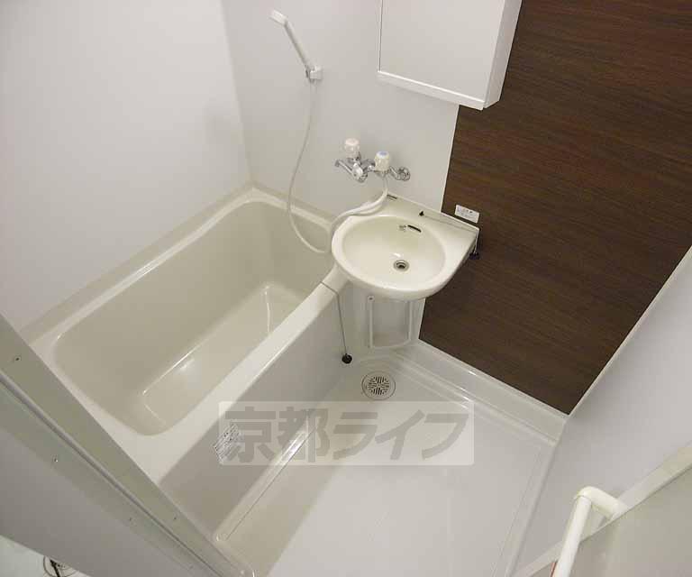 バス・シャワールーム　オシャレなセパレートタイプのお風呂です。